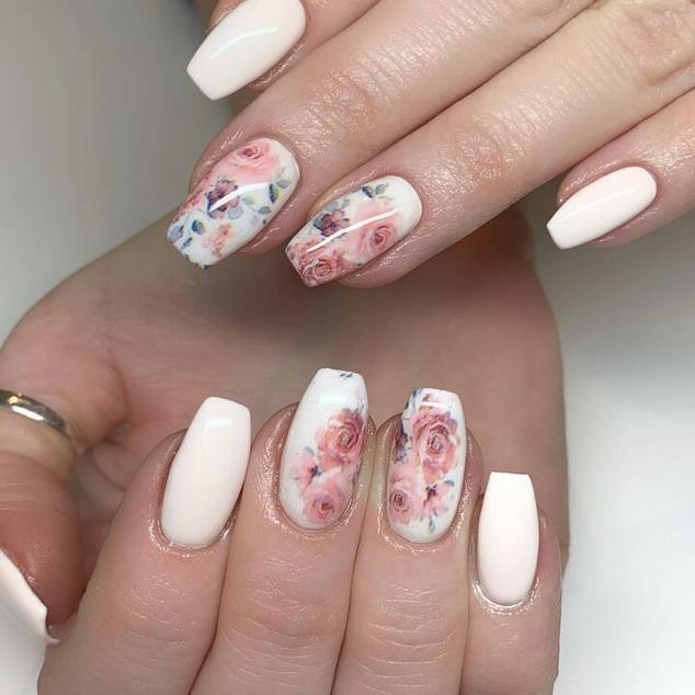 Romántica y femenina, esta manicura es de lo más favorecedora. Pinta las uñas con esmalte blanco y después tendrás que pegar una pegatina con unas pinzas y un pincel, sobre algunas de las uñas (o todas), para terminar, poniendo un top coat. Aunque, también puedes pedir a tu manicurista un dibujo de flores realistas.