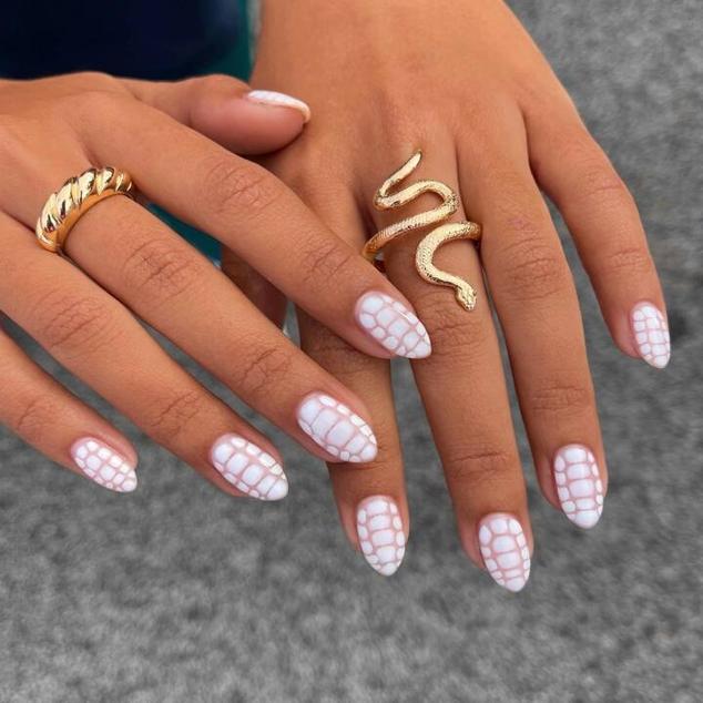 El estampado animal es otro de los nail art de moda. Elige el que más vaya contigo, como serpiente, tigre, cebra, vaca, tortuga... Sobre una base natural, lo dibujarás con un pincel y esmalte blanco. También es una técnica que requiere de mucha paciencia y pulso, por lo que conviene pedirla a tu manicurista.
