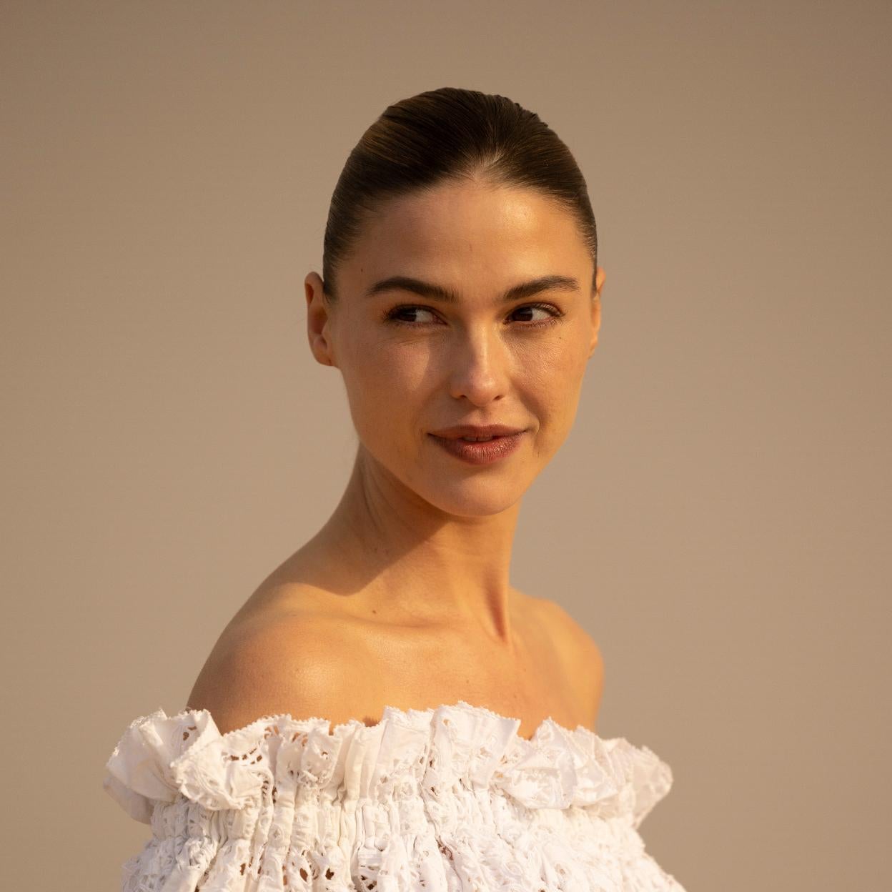 Una mujer con el rostro saludable y cuidado.