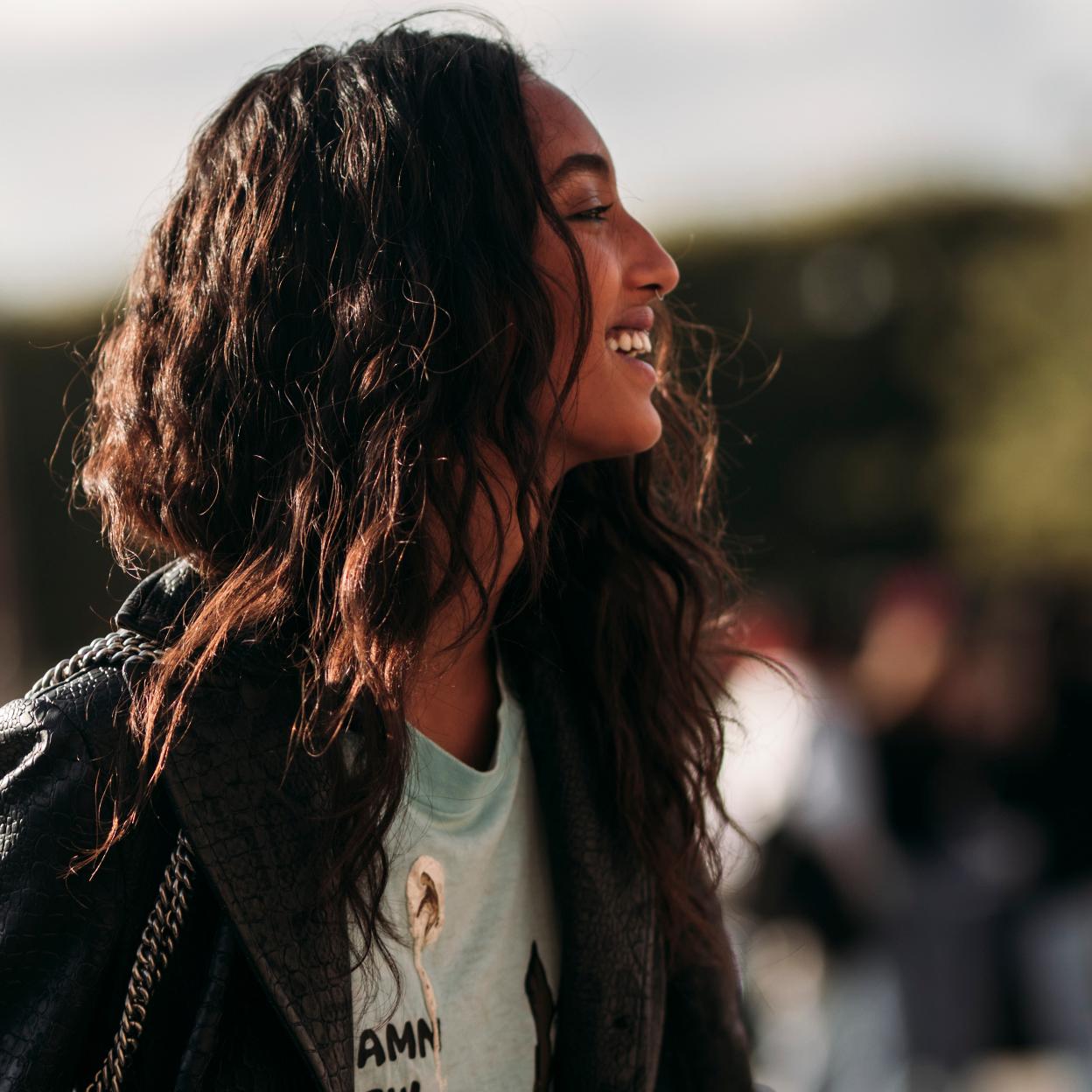 Una mujer con el cabello rizado.
