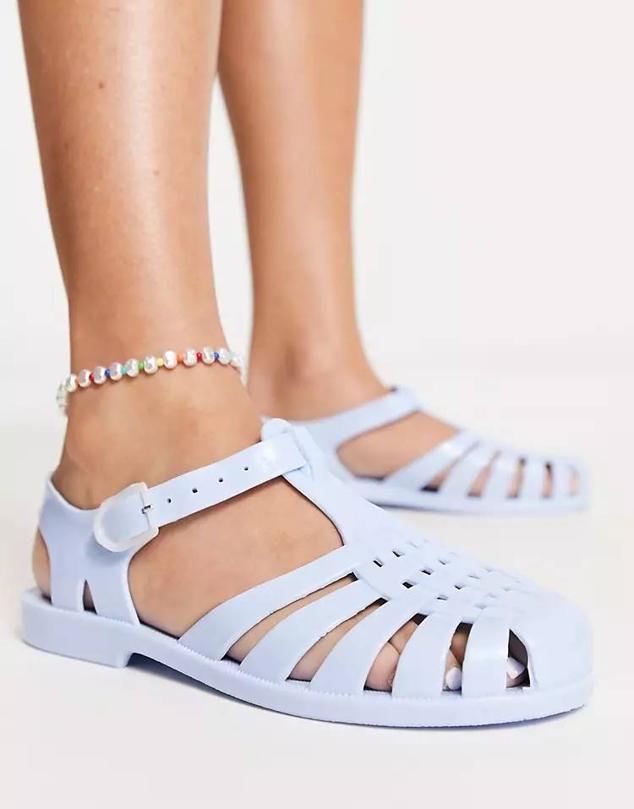 Cangrejeras planas engomadas con cierre de hebilla ajustable, azul claro, de London Rebel. Te costarán 19,99 euros, en Asos.