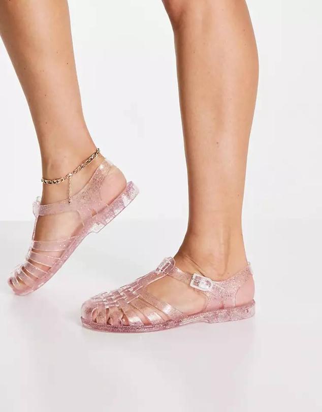 Cangrejeras planas transparentes con cierre de hebilla y detalles glitter, rosa claro, de London Rebel. Las comprarás en Asos a 19,99 euros.