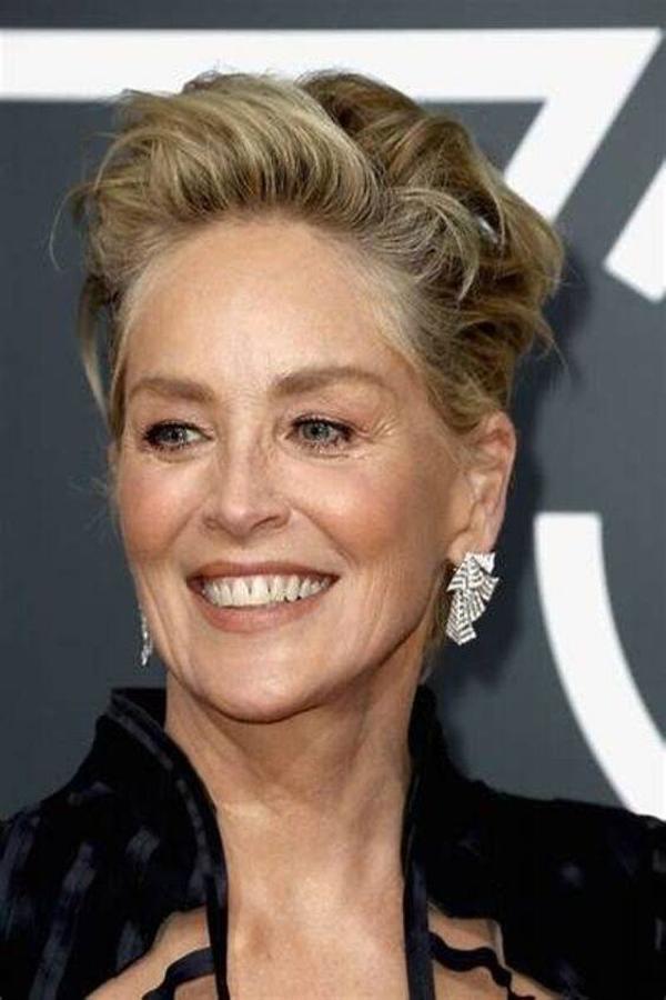 Hace años que Sharon Stone optó por el  pixie  como su peinado icónico. Ahora, lo lleva ligeramente más largo en las capas de la parte de arriba de la cabeza, para obtener mayor volumen y realzar la forma natural del cabello. Mientras que, la forma en la que lo estiliza, peinado hacia atrás, lo hace un corte super elegante.