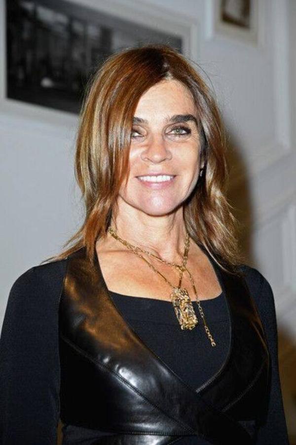 La famosa exdirectora de Vogue France, Carine Roitfeld, apuesta por un corte de pelo para cabello liso y fino que trata de ofrecer más textura. Tiene una longitud hasta las clavículas, con muchas capas largas y desfiladas, más por la parte de arriba que por abajo. Además, el desfilado se intensifica más en la parte de los mechones delanteros. Ideal para aquellas con cara más larga.