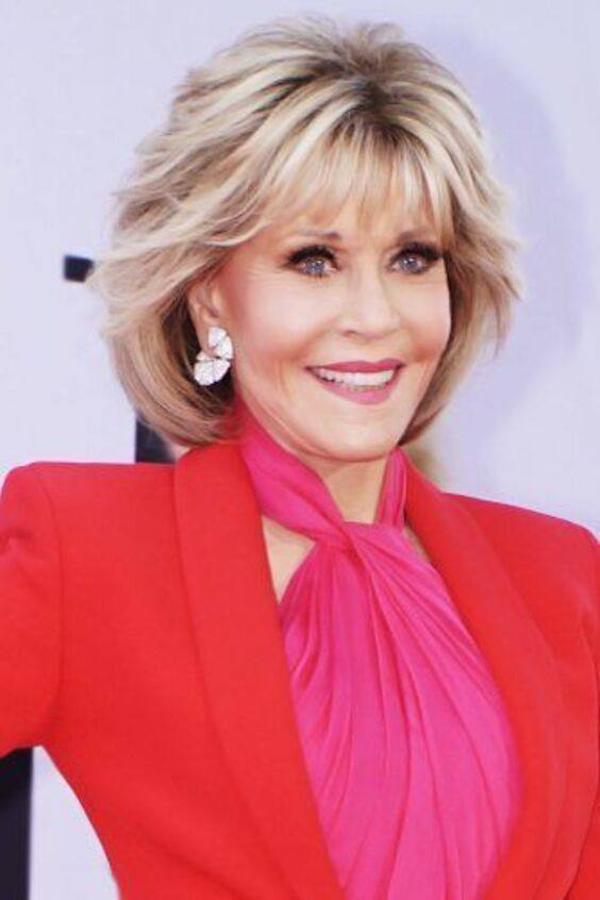 El peinado de Jane fonda es perfecto si deseas dar mucho volumen a tu melena. Se trata de un corte de pelo para mujeres de más de 60 que favorece por lo general y se puede versionar en distintos largos. Se lleva con muchas capas y desfilados que aportan movimiento, así como con  flequillo largo  para poder moldearlo con o sin.