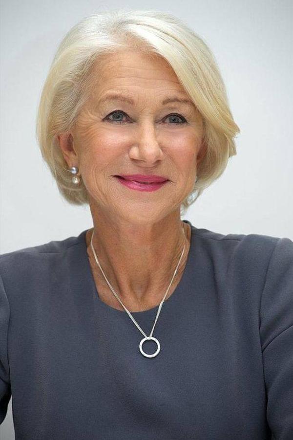 Es un peinado de lo más sofisticado que puedes llevar con melena lisa o ligeramente ondulada y que te aportará mucho volumen. Helen Mirren lo luce con una longitud a la altura del lóbulo de la oreja y con capas en la parte delantera para enmarcar el rostro. Con la raya hacia a ún lado, conseguirás un efecto más glamuroso.