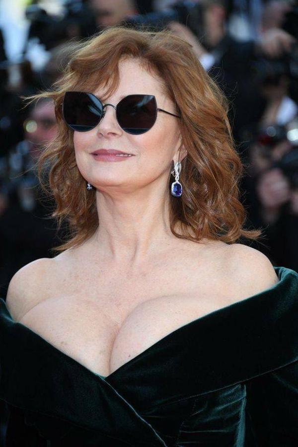 Susan Sarandon apuesta por uno de los cortes de pelo que puedes llevar con media melena o cabello corto, para aporta mucho más volumen y conseguir una textura sensual. Se trata de un peinado a capas desfiladas más cortas por arriba y largas por abajo. Además, cuenta con flequillo para dulcificar facciones y enmarcar el rostro.