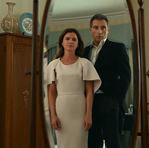Keri Russell y Rufus Sewell, en La diplomática. 