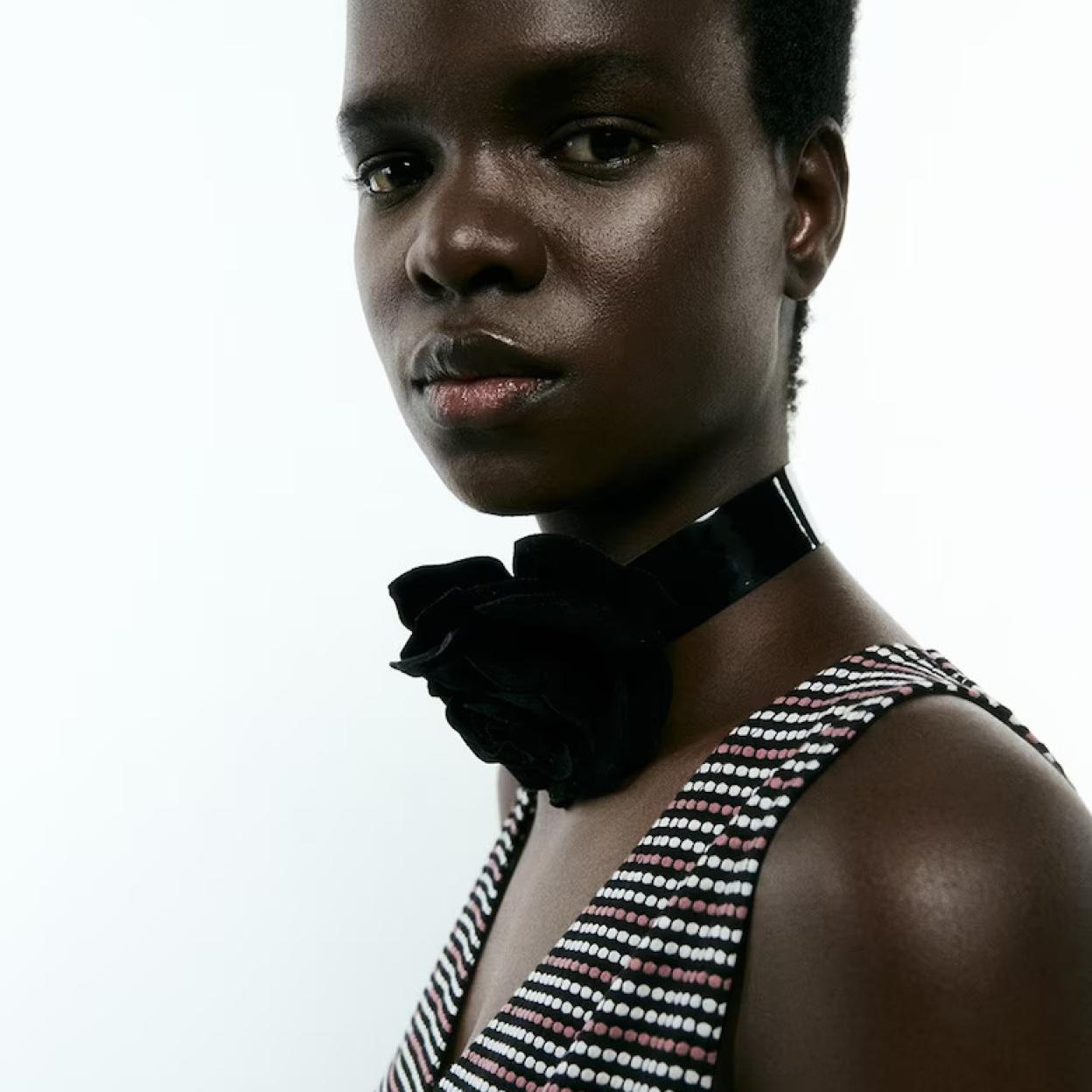 Una mujer con el accesorio flor de moda.