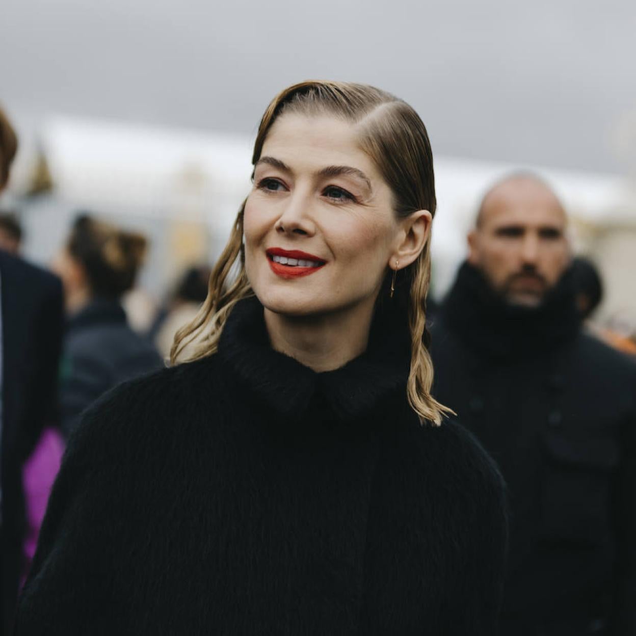 La actriz Rosamund Pike en la Fashion Week de París
