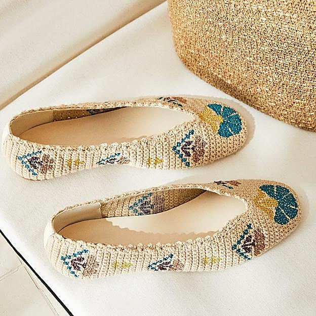 Bailarinas con flores bordadas de Zara Home.