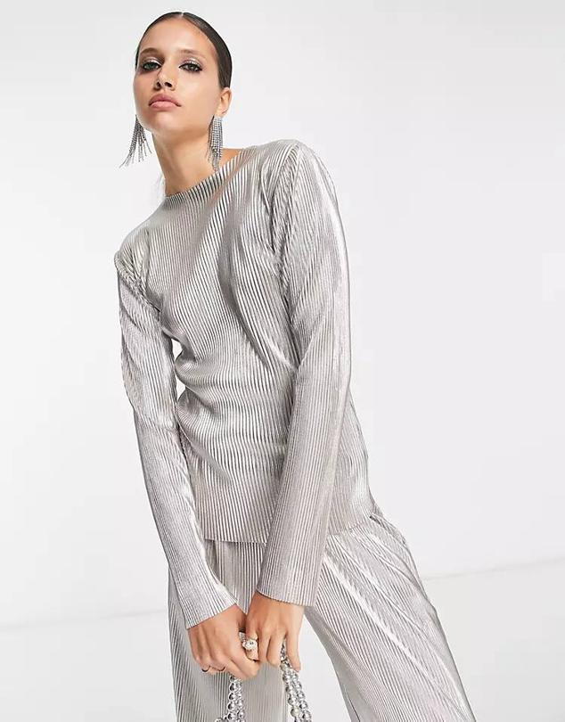 Camiseta metalizada en tejido plisado con manga larga y cuello redondo, en plata, de 4th & Reckless. Está disponible en Asos a 50,99 euros.