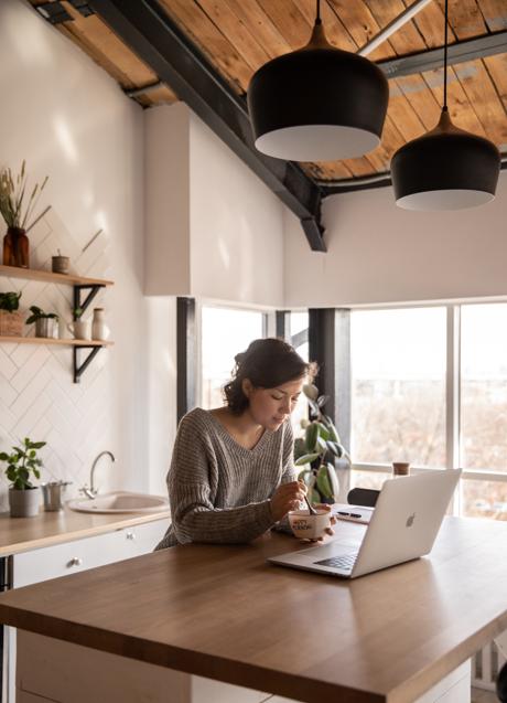 Imagen - Mujer comiendo/PEXELS