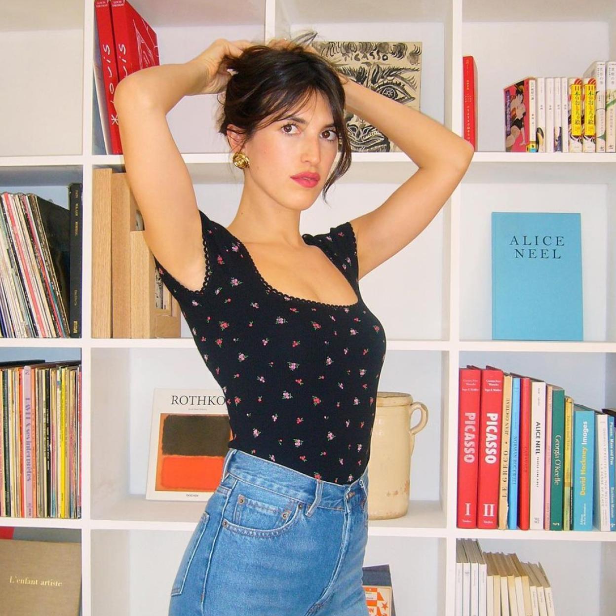 Una influencer con flequillo.