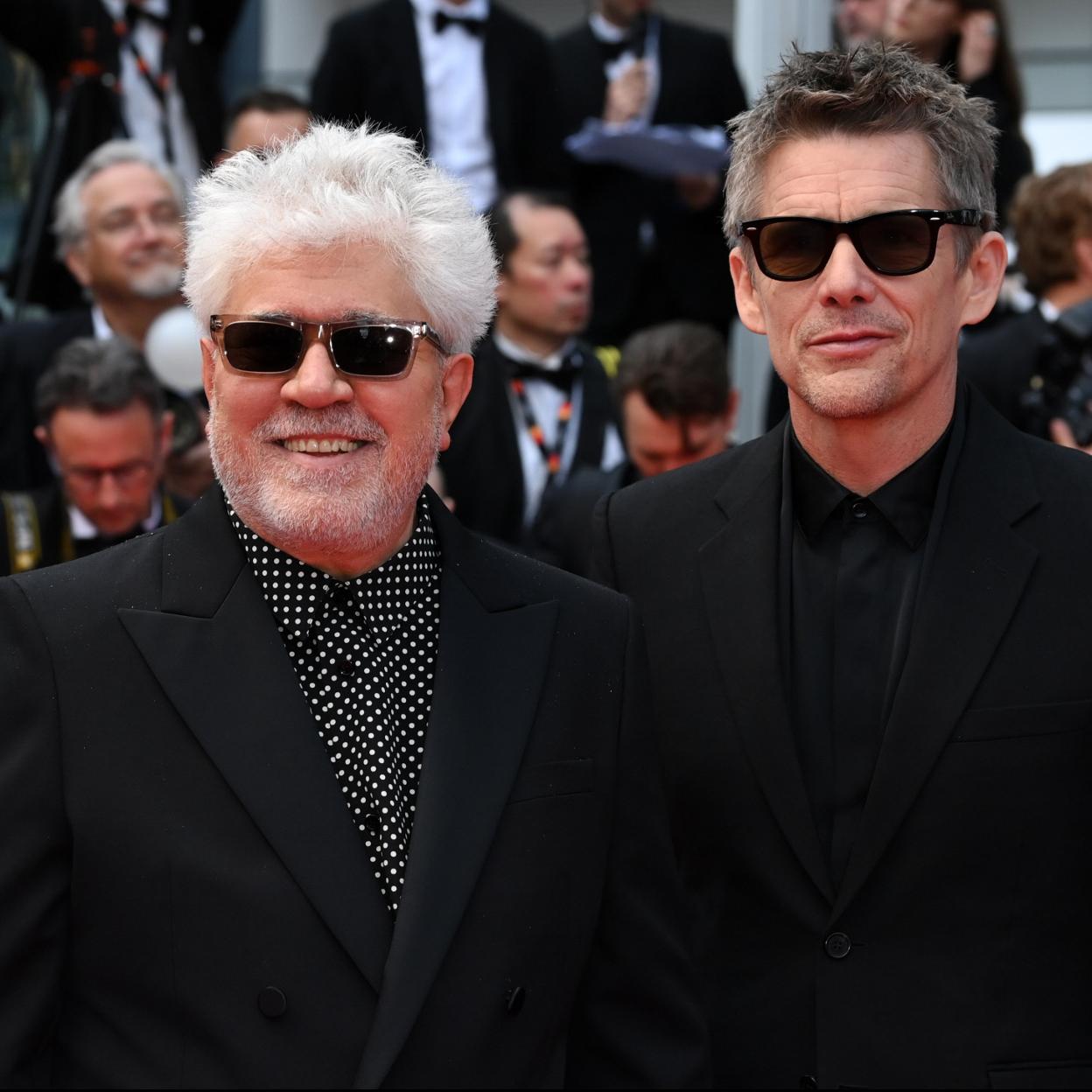 Pedro Almodóvar con Ethan Hawke en la alfombra roja del Festival de Cannes 2023. 