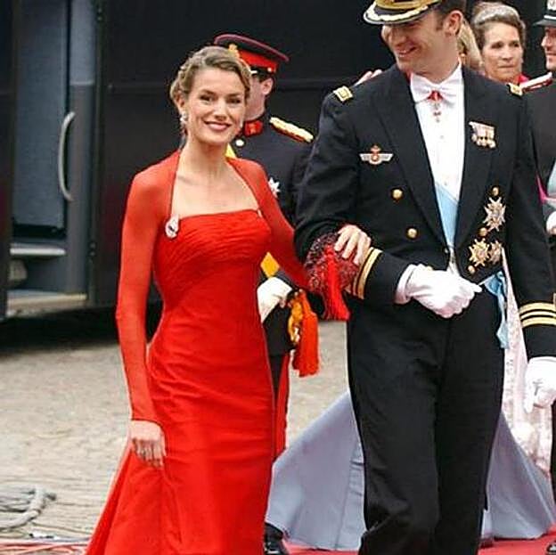 Letizia, con el famoso vestido rojo de Lorenzo Caprile del que habla Kucca Gotor