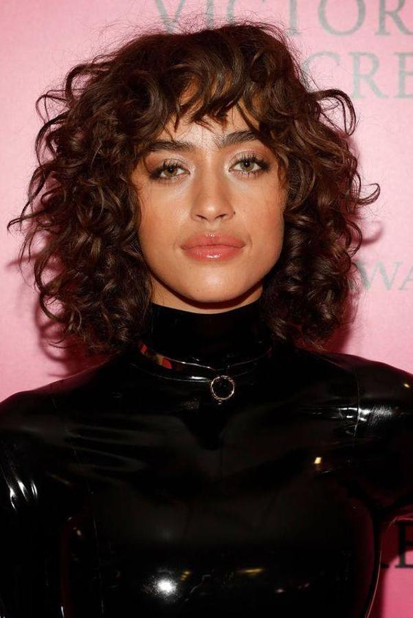 El  shaggy cut  o shag es un corte de pelo que queda bien en melenas lisas, onduladas o rizadas. Sobre todo, favorece a las caras alargadas u ovaladas y el estilo es muy setentero. Para realizarlo, se hacen capas en los contornos del rostro con efecto degradado que va de más a menos, obteniendo la parte de arriba mucho más volumen. El acabado es desenfadado y resulta especialmente chic con flequillo.