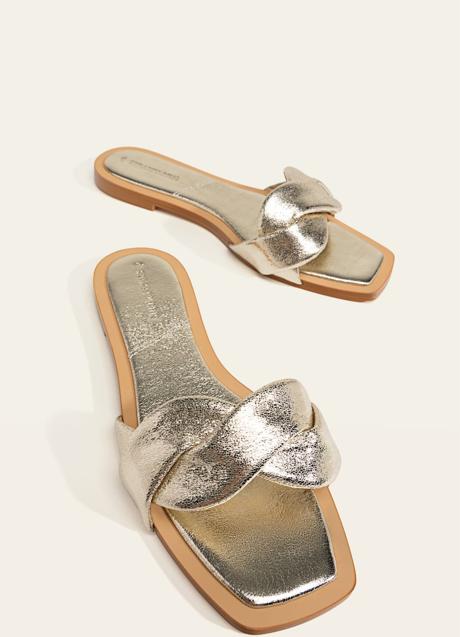 Imagen - Sandalias doradas de Stradivarius (19,99 euros)