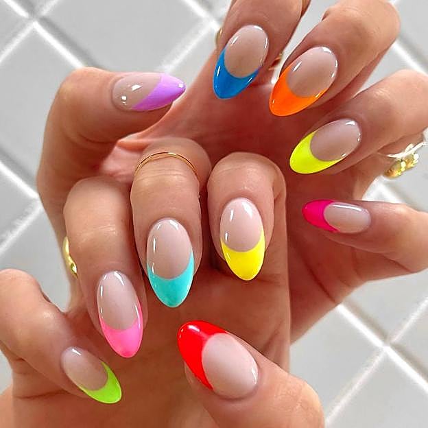 Manicura francesa 2023 en color neón