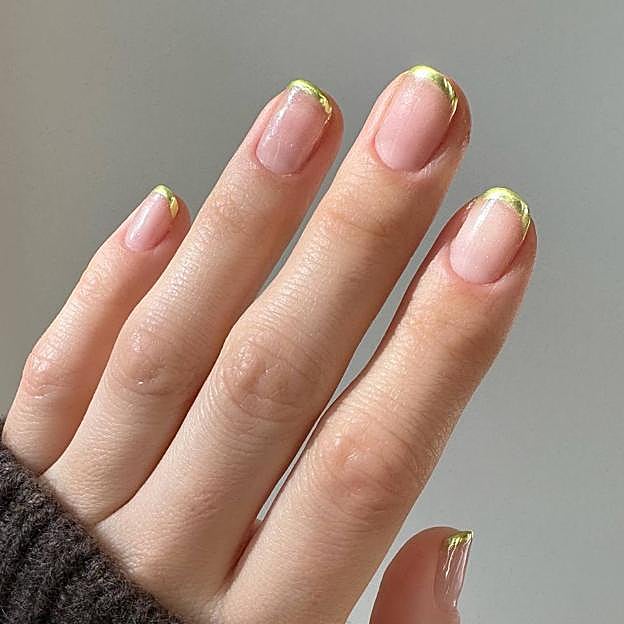 Manicura francesa tendencia 2023 efecto metalizado