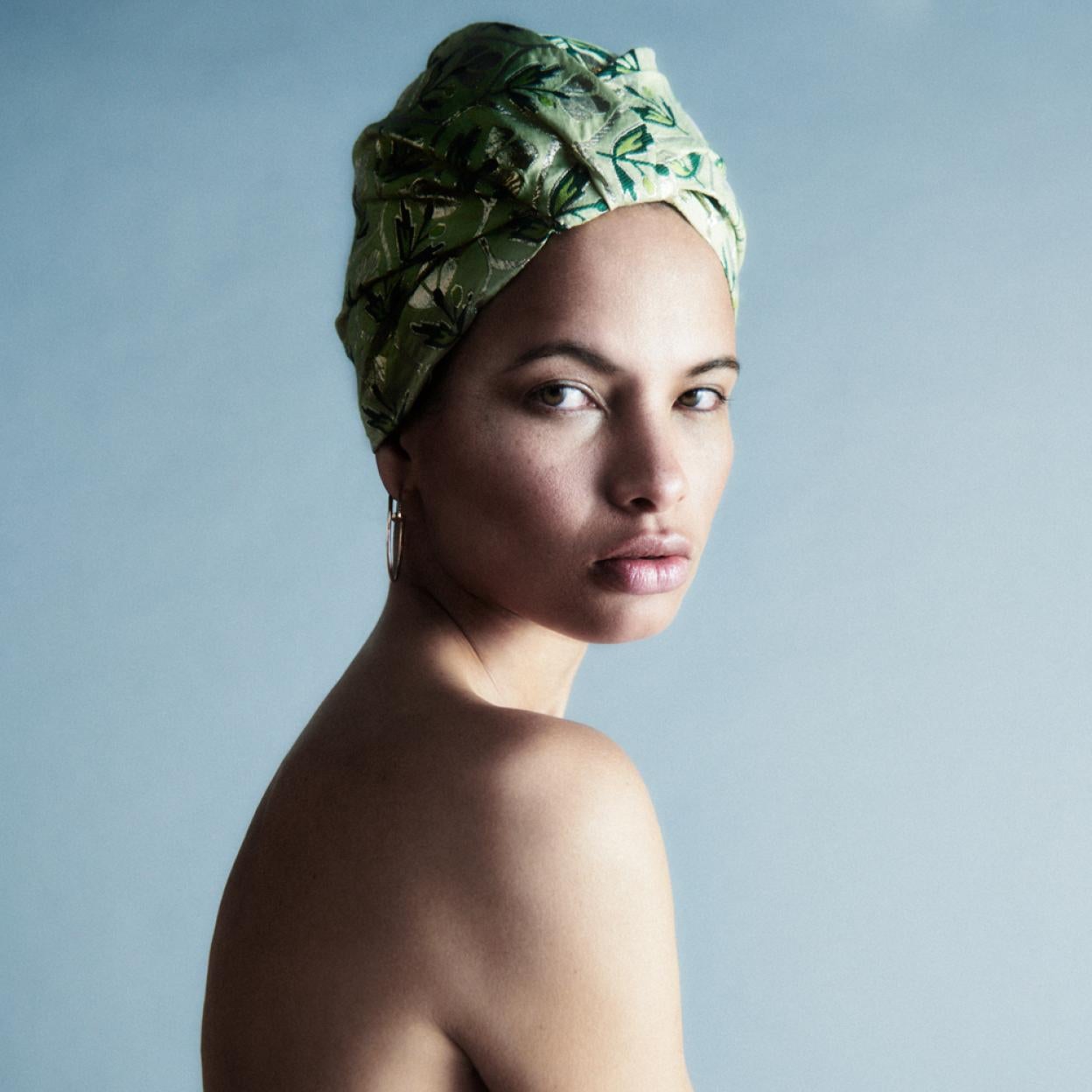 Si estás buscando un tratamiento corporal que se note desde el principio, estos son los más efectivos. Turbante de Giambattista Valli.