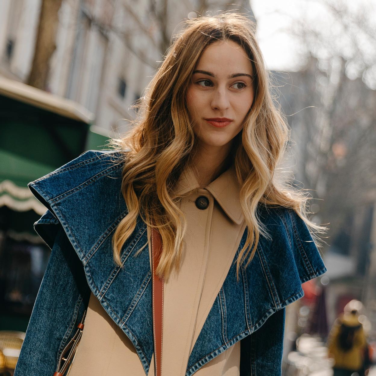 Gigi Hadid luce una melena rubia larga.