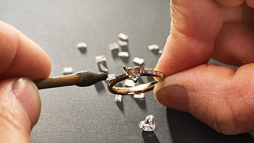 Engaste de uno de los anillos de la icónica colección Anniversary Love.