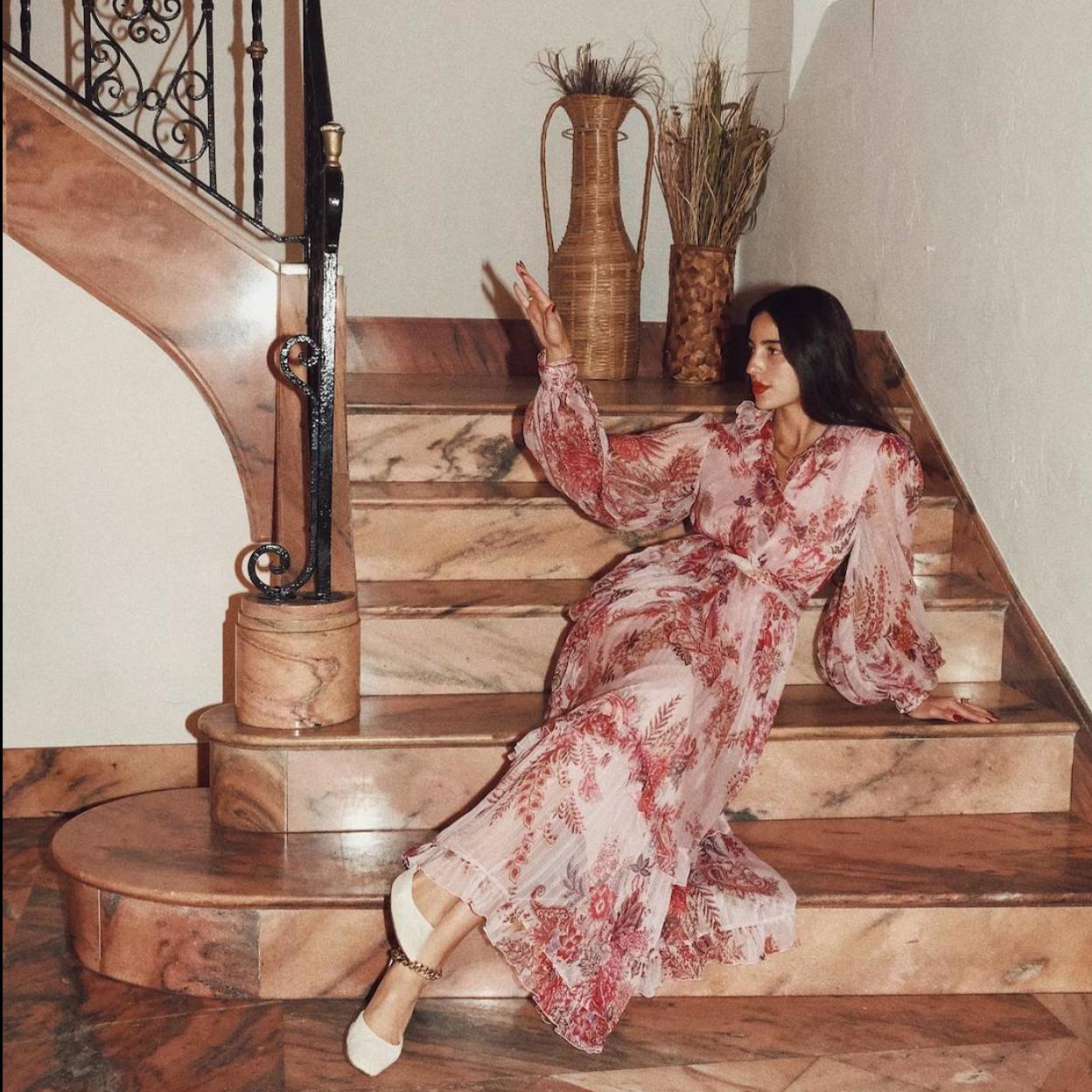 La influencer lleva un vestido plisado