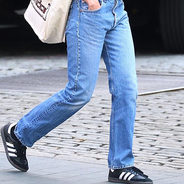 Así es cómo llevan las zapatillas negras Adidas Samba en primavera las celebrities
