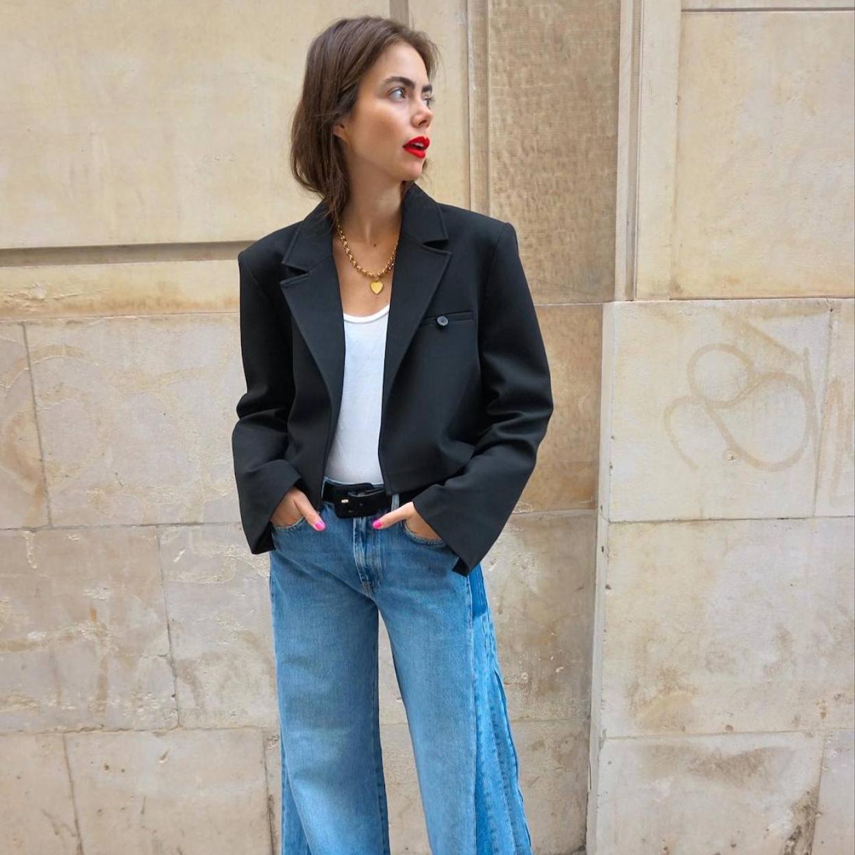 La influencer lleva los vaqueros patchwork virales de Zara