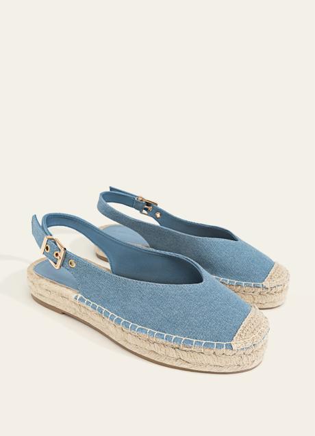Imagen - Alpargatas de cuña baja en tejido denim de Stradivarius. Foto: Stradivarius.