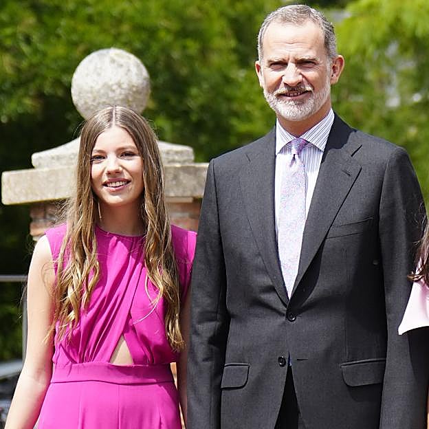 La infanta Sofía, espectacular en su confirmación: arrasa enseñando tripa con un mono rosa made in Spain muy favorecedor