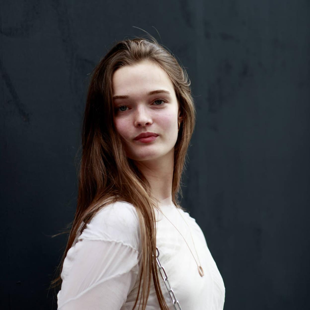 Modelo con piel limpia y sin maquillaje