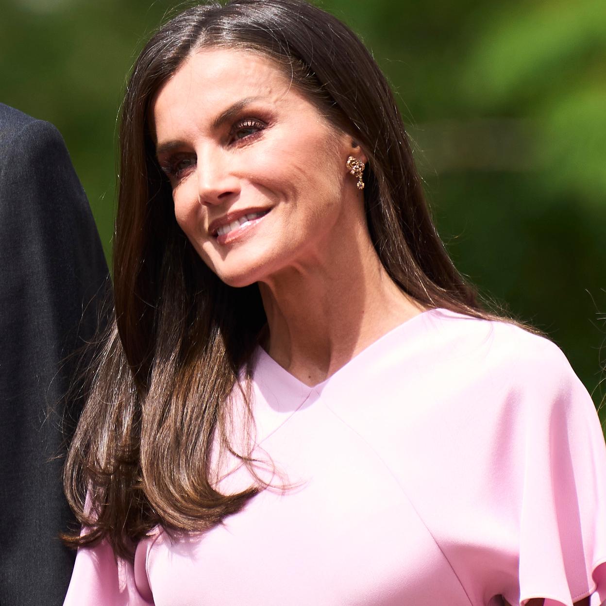La reina Letizia con una blusa rosa en la confirmación de la infanta Sofía.