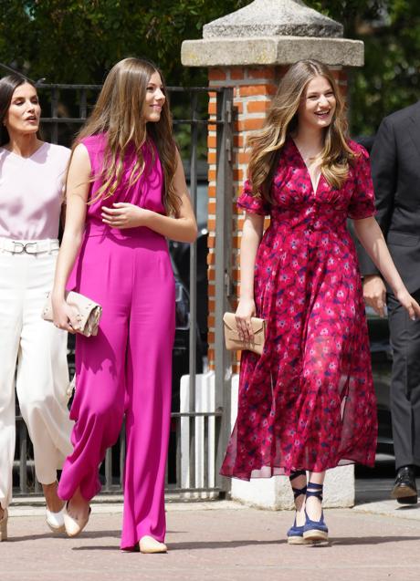 Imagen - La infanta Sofía en su onfirmación junto a la princesa Leonor, madrina del evento.