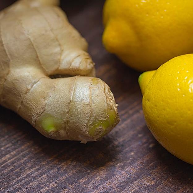 Raíz de jengibre y limón.