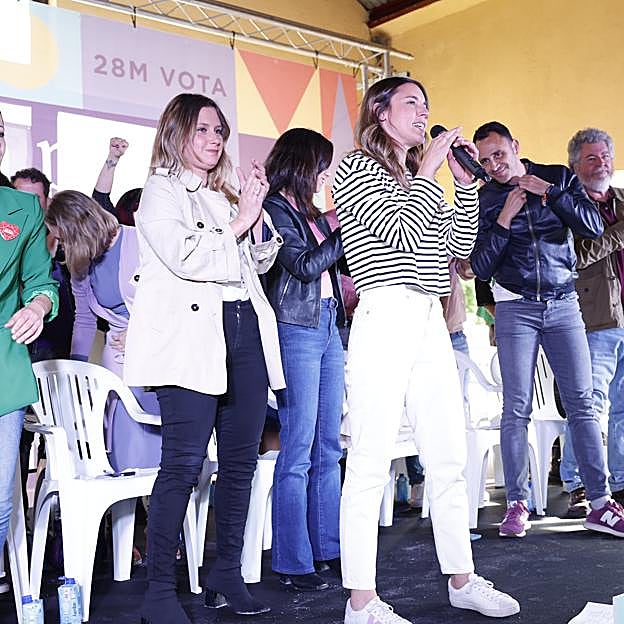Irene Montero con camiseta de rayas y zapatillas Victoria.