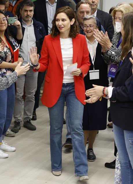 Imagen - Isabel Díaz Ayuso con un look con blazer de Zara roja. / GTRES