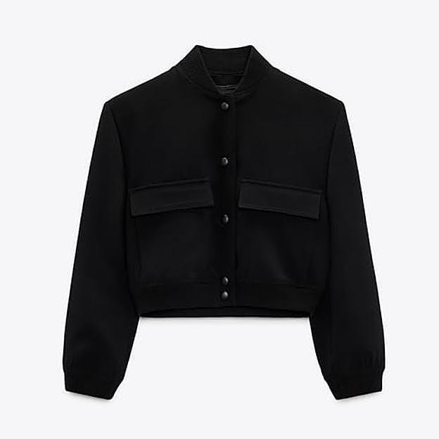 La cazadora bomber negra de Zara.
