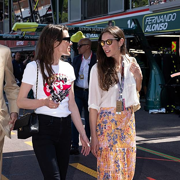 Por qué este estilismo de Carlota Casiraghi con vaqueros pitillo se convertirá en tu máxima inspiración de la semana