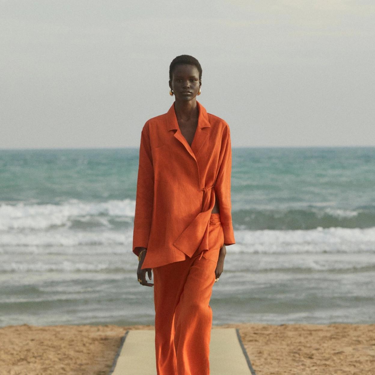 Estos son los pantalones holgados que mejor sientan a las chicas bajitas. 