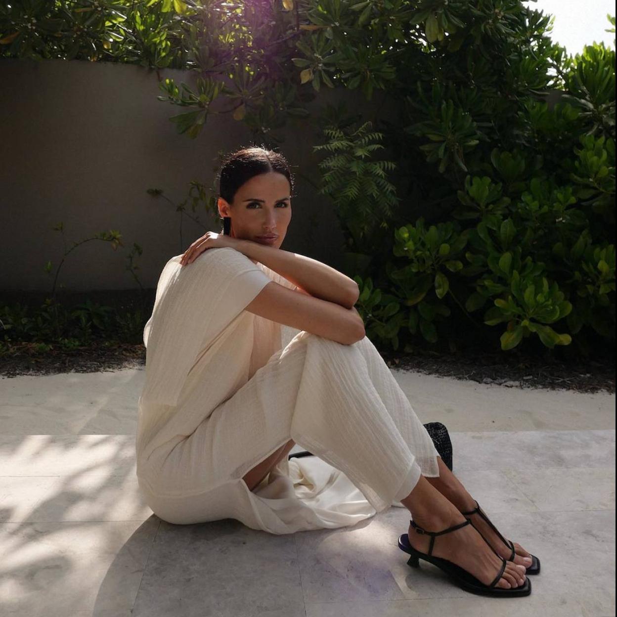 La influencer lleva un vestido elegante de Massimo Dutti