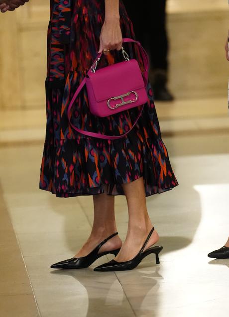 Imagen - El bolso de Carolina Herrera y los zapatos negros destalonados de la reina Letizia. FOTO: Limited Pictures.