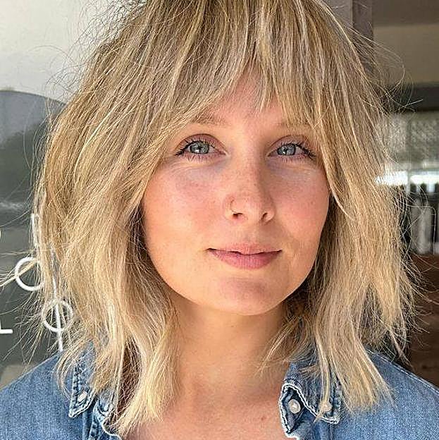 Modelo con corte de pelo Shag