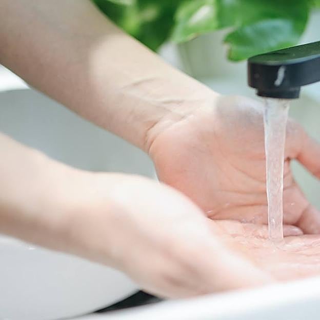 Mujer lavándose las manos