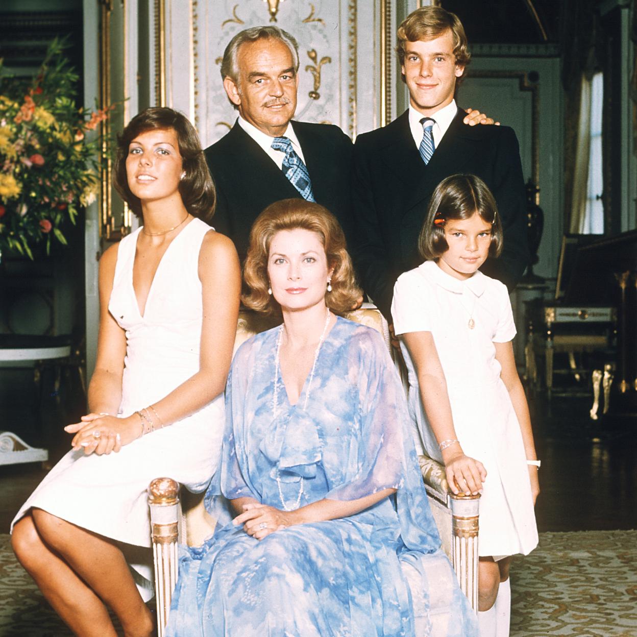 Rainiero de Mónaco y Grace Kelly posan junto a sus tres hijos: Carolina, Alberto y Estefanía.