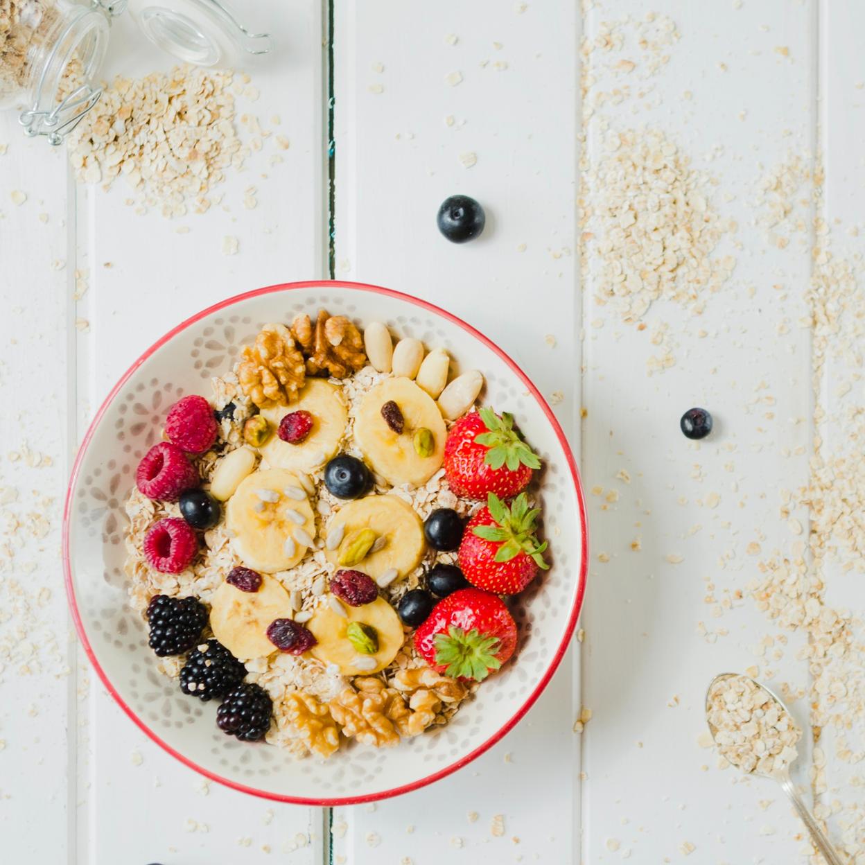 Bowl de porridge de avena con frutos secos y fruta para desayunar. 