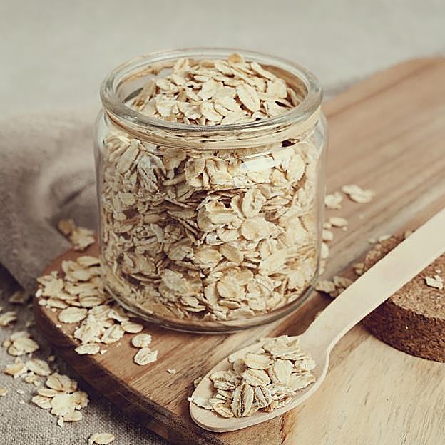 Frasco de cristal con copos de avena. 