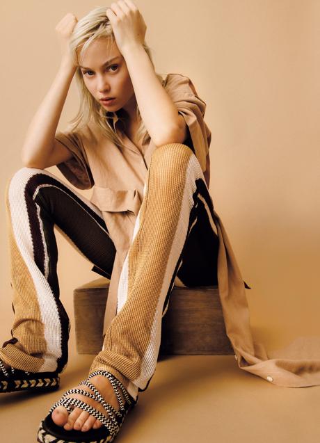 Imagen - Camisa asimétrica y pantalon de Duarte, y sandalias de cuerdas, de Elisabetta Franchi. 