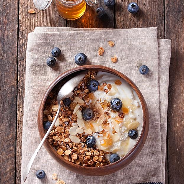 Porridge de avena con fruta fresca y frutos secos. 